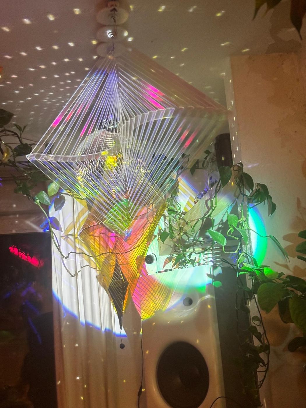 Lichtspiele von Thomas — leuchtendes Objekt mit projizierten Mustern